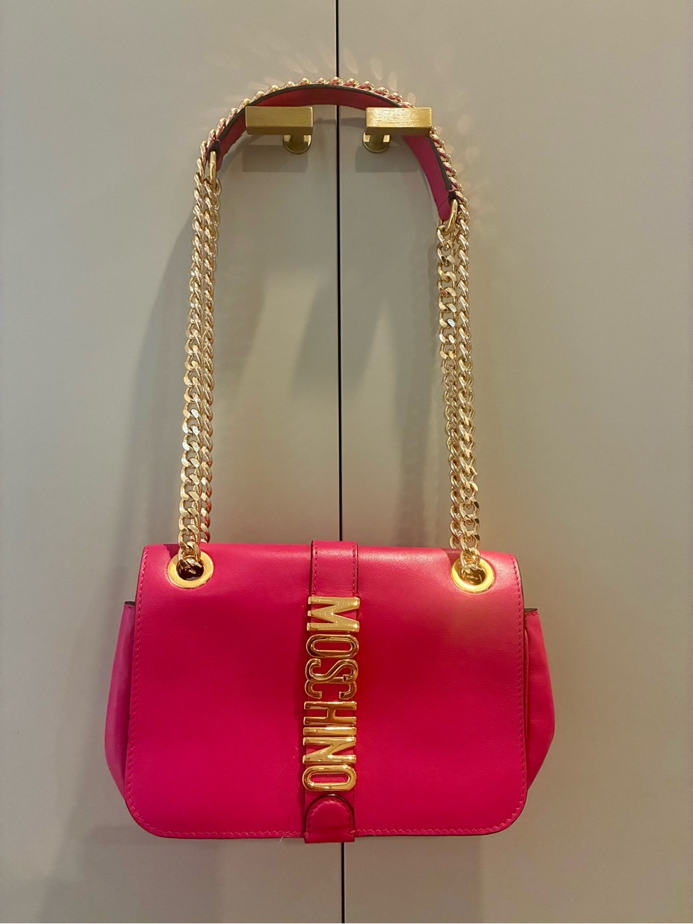 New & Authentic Moschino Magenta Hot Pink Cross Body/Shoulder Bag W/ Gold Chain